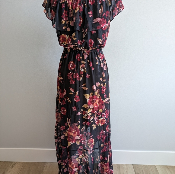 Threads & States maxi dress size small, black background with floral print - Picture 4 of 8